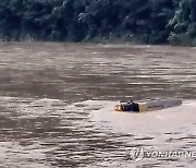 불어난 강물에 뒤집힌 버스