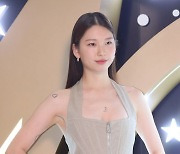 모델 김진경의 과감한 패션과 포즈
