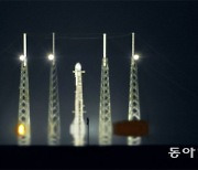 한국 첫 달 궤도선 '다누리' 발사대 기립..내일 우주로