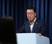 [속보] 최영범 홍보수석 "尹-펠로시 일정, 국익 총체적 고려한 결정"
