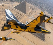 '블랙이글스' 외국전투기 최초 피라미드 상공 날다