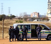 뮤비 찍던 남아공 모델 8명 집단강간..용의자 104명 체포