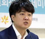 이준석 성상납 의혹 제기한 김성진 측 "경찰, 李 당장 소환하라"