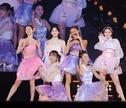 오마이걸, 일본 패션쇼에 한복 입고 등장..MZ세대 주목