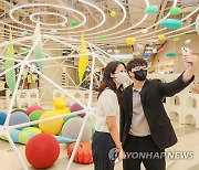 현대백화점, 목동점서 '플로팅 가든' 전시회 개최