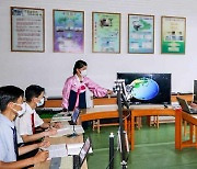 인재 양성에 열 올리는 북한.."VR부터 AI 교수법까지 개발"