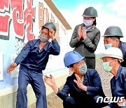 북한 회양군민발전소 건설 현장의 청년돌격대원들