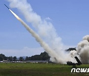 대만해협으로 날아가는 중국의 장거리 미사일