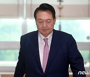 尹, '긍정' 24% '부정' 66% 최저치..민주당은 국힘 '역전'