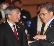 싱가포르 외교장관과 대화하는 박진 장관