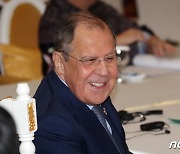 웃음띤 세르게이 라브로프 러시아 외교장관