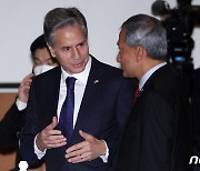 싱가포르 외교장관과 대화하는  블링컨 미국 국무장관