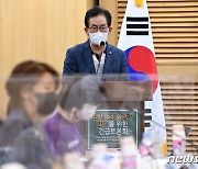 '5세 조기 입학 반대' 긴급토론회 인사말 하는 유기홍 국회 교육위원장