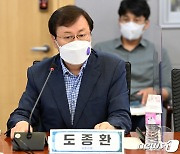 5세 조기입학 반대 토론회 참석한 도종환 의원