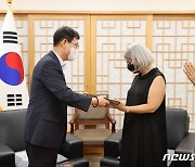 최응천 문화재청장, 클리블랜드 미술관 감사패 증정