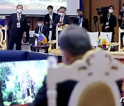 박진 장관 바라보는 안광일 북한 대사