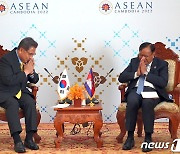 인사하는 한·캄보디아 외교장관