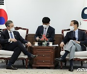 권영세, 美 민주주의 기관 대표단과 '북한 인권' 증진 논의