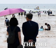 '덥고 찌는듯한 날씨' 을왕리해수욕장 찾은 피서객들 [TF사진관]