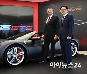 [포토]페라리 296 GTS와 포즈 취하는 김광철-디터 넥텔