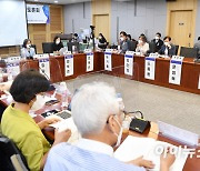 [포토]5세 조기 입학 반대를 위한 긴급토론회 참석한 민주당 교육위원회 의원들