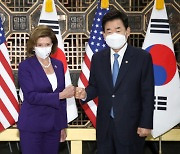 윤 대통령-펠로시 통화 "JSA 방문, 강력한 대북 억지력 상징"