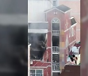 부산 기장군 원룸서 화재..1명 사망·6명 연기흡입
