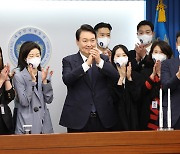 [속보] 尹대통령 "다누리호, 우주경제 시대 앞당길 韓 선발대"