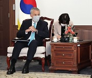 골드버그 미국대사, 권영세 통일장관 예방.."북한과 대화 용의"