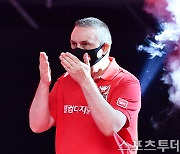 [ST포토] 쿠드롱, '시즌 개막을 알리는 손키스 인사~'