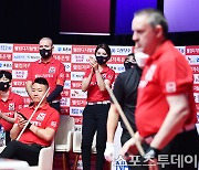 [ST포토] 쿠드롱 플레이에 박수치는 웰컴저축은행 선수들