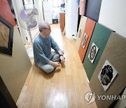 옻칠 공예품 소개하는 김성호 칠장