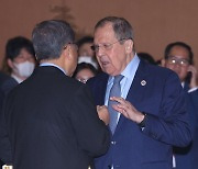 러시아 외무 장관과 대화하는 박진 장관