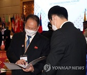 회의 자료 살펴보는 안광일 북한 대사