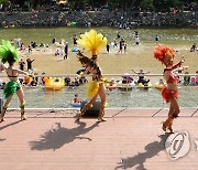수변무대서 펼쳐진 슬로바키아 댄스팀 공연