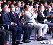 광화문광장 재개장식 참석한 한덕수 총리와 오세훈 시장