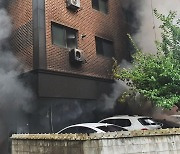 원룸 건물에 불 나 22명 병원 이송..주택 화재로 1명 사망