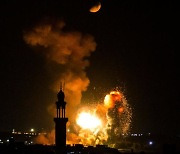 '일촉즉발의 가자지구' 이스라엘 공습으로 팔레스타인인 최소 10명 사망