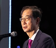 광화문광장 개장 기념 축사하는 한덕수 총리