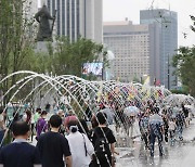 '녹지 가득' 광화문광장 재개장..시민들 발걸음
