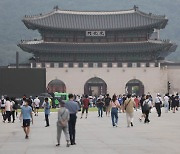 '녹지 가득' 광화문광장 재개장..시민들 발길 줄이어
