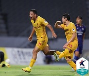 '산드로 데뷔골' 광주, 아산 2-0 제압..3연승으로 선두 질주