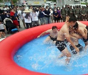 축제장으로 옮긴 이기자부대 참호격투