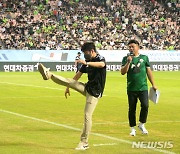 '전주성 찾은 박지성 전북현대 어드바이저 친필 사인볼 전달'