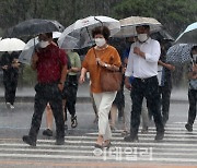 [포토]폭우로 발걸음 재촉하는 시민들