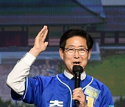 '강제추행 혐의 피소' 양승조 전 충남지사, 경찰 불송치