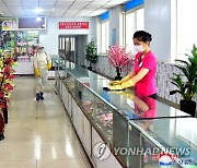 북한, 동평양백화점 소독하는 종업원들