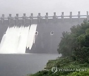 중부지방 폭우..수문 연 화천댐
