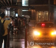 폭우에 택시승차장 줄 선 시민들