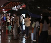 폭우에 택시승차장 줄 선 시민들